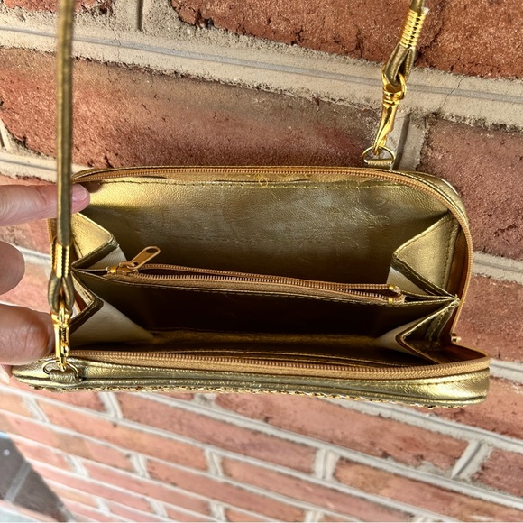 Vintage chain link purse. gold metal. Very cute for formal, party or concerts - Picture 6 of 7